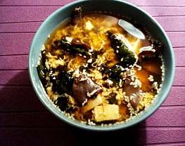 Суп кимчи с яйцом, тофу и древесными грибами моэр