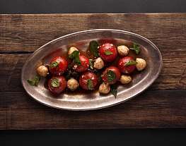 Салат из маринованных помидоров черри с шариками моцареллы