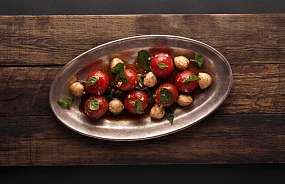 Салат из маринованных помидоров черри с шариками моцареллы