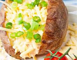 Картофель в мундире, фаршированный луком-пореем и сырами