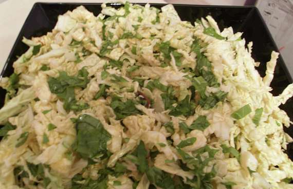Салат из савойской капусты и рукколы