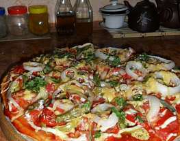 Пицца с колбасой, зеленой фасолью и оливками
