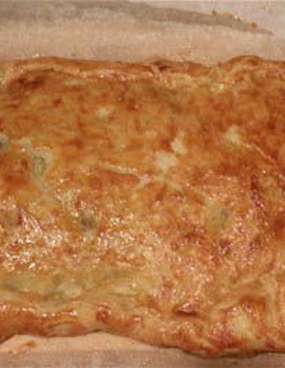 Пирог из слоеного теста с начинкой из капусты, зеленого лука и яйца