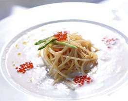 Спагетти с цедрой апельсина со сливочным соусом и красной икрой