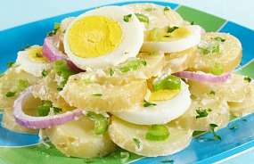 Картофельный салат с зеленью и сливочным соусом