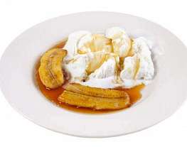 Жареные бананы с ванильным мороженым и карамельным соусом