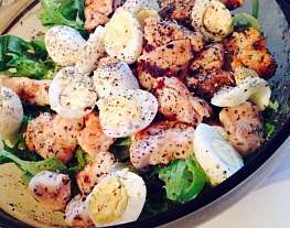 Куриный салат с перепелиными яйцами и эстрагоном