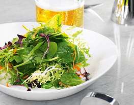 Салат из шпината, щавеля, фризе и водорослей