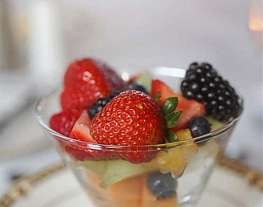 Салат из фруктов и ягод с мятой
