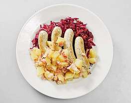 Тушеные мюнхенские колбаски с картофелем в немецком стиле