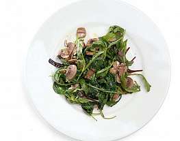 Жареные салатные листья из смеси «Афиша–Еда» с шампиньонами
