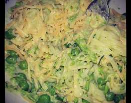 Тальятелли с зеленым горошком, кресс-салатом и пармезаном