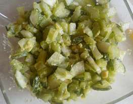 Зеленый весенний салат с заправкой из авокадо