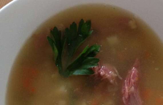 Гороховый суп с копчеными ребрышками и сельдереем
