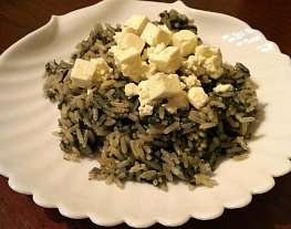 Греческая рисовая каша «Spanakorizo» со шпинатом и сыром фета
