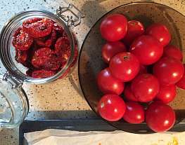 Вяленые помидоры в духовке с чесноком и тимьяном