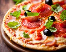 Пицца с салями, оливками и помидорами