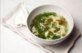 Легкий суп со щавелем и яйцом