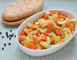 Салат из лосося, сельдерея и моркови