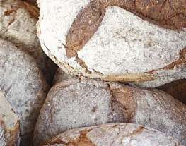 Хлеб с орехами пекан и клюквой