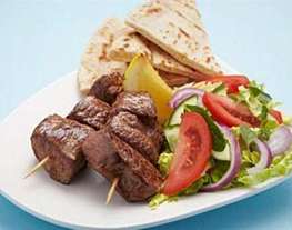 Кебаб из ягненка с салатом в греческом стиле