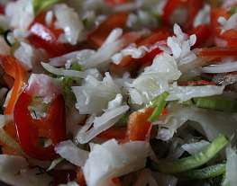 Зимний салат из квашеной капусты с болгарским перцем