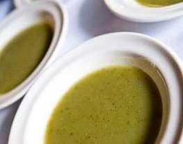 Зеленый крем-суп из водяного кресса с оливковым маслом