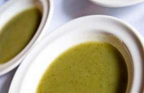 Зеленый крем-суп из водяного кресса с оливковым маслом