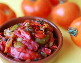 Салат из жареных на гриле перцев, маслин и вяленых томатов