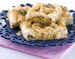 Греческий пирог с цукини, фетой и зеленью (Kolokithopita)