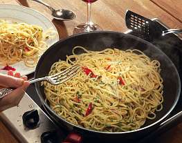 Спагетти с чесноком и маслом