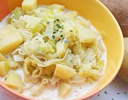 Суп картофельный с луком-пореем и кислым молоком
