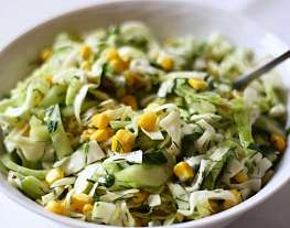 Салат с капустой, огурцами и кукурузой