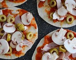 Быстрая пицца с оливками на лепешках