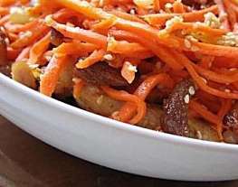 Салат с картофелем, копченым мясом и морковью по‑корейски