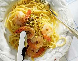 Спагетти с креветками и фисташками