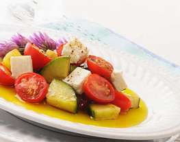 Свежий салат с черри, огурцом и фетой