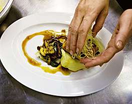 Семга на васаби-пюре с имбирным соусом, грибами и листьями пак-чой