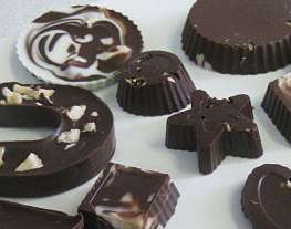 Шоколадные конфеты с брусникой и фундуком