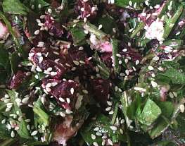 Салат из свеклы и листьев одуванчика