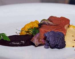Филе говядины с пюре из фиолетовой цветной капусты с соусом из лисичек