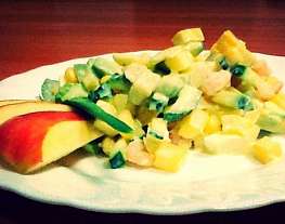 Салат из авокадо, креветок и яблока