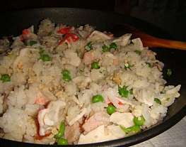 Жареный рис по‑шанхайски с крабовым мясом