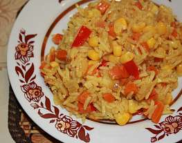 Рис с овощами и консервированной кукурузой