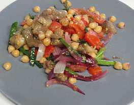Салат из запеченных овощей с нутом