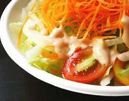 Салат из белой рыбы с луком-пореем и морковным соусом