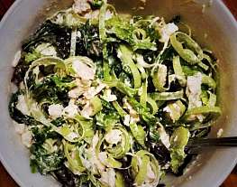 Зеленый салат с базиликом и курицей