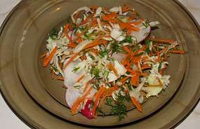 Геометрический овощной салат с укропом