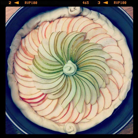 Домашний пирог с яблоками и корицей