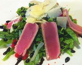 Салат из рукколы и тунца